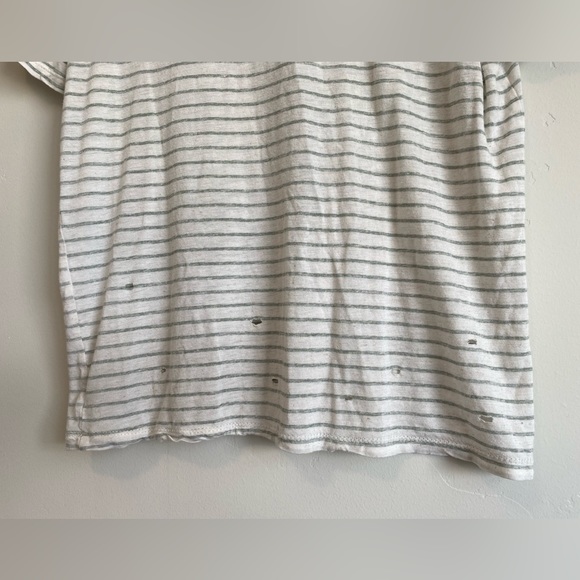 4/$25 Me to We Essentials Cream and Green Distressed Short Sleeve Size XS - Picture 6 of 7